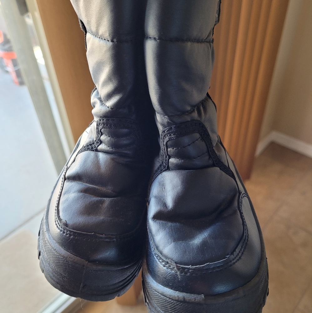 WFS snow boots. Size 12 childrens.